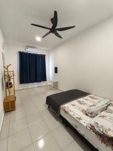 Ένα ή περισσότερα κρεβάτια σε δωμάτιο στο Rumah Kakak