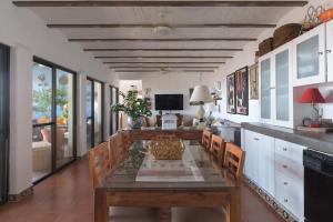 Nhà bếp/bếp nhỏ tại ANANA Casa de los Sueños - Villa with Thermal Water and Views