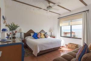 Giường trong phòng chung tại ANANA Casa de los Sueños - Villa with Thermal Water and Views