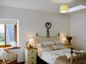 En eller flere senge i et værelse på Ty'r Tarw-W43384