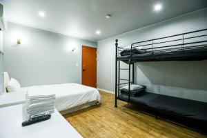 um quarto com dois beliches e uma escrivaninha em Chuncheon Stay em Chuncheon
