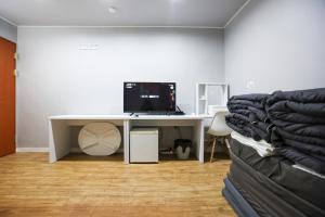 um quarto com uma secretária e um computador sobre uma mesa em Chuncheon Stay em Chuncheon