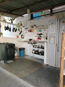 Una cocina con ollas y sartenes en la pared. en VistaSurf Suites, en Pipa