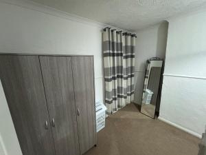 Zimmer mit einem Schrank und einem Spiegel in der Unterkunft The fulfilling dover retreat in Dover