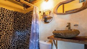 Et badeværelse på El Santuario Retreat