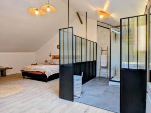 Ένα ή περισσότερα κρεβάτια σε δωμάτιο στο Gîte des Remparts près de Clermont, confort et charme - FR-1-582-541