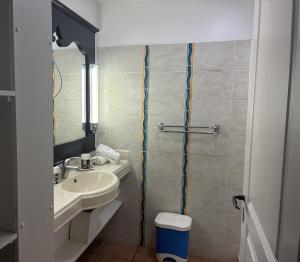 AYOUNAKA, Appartement cosy avec plage terrasse & piscine في Courcelles Sucrerie: حمام مع حوض ومرحاض +21 صورة