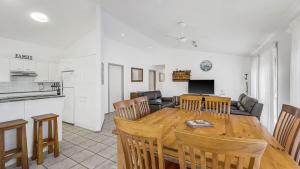 Кухня или мини-кухня в Tranquil At Hibbard
