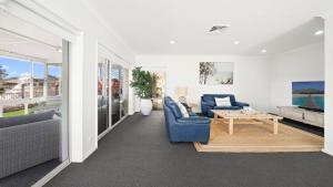 Χώρος καθιστικού στο Hibbard Waterfront Escape