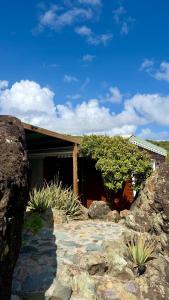 een huis met een stenen pad voor een gebouw bij Cosy place with sea view in Oyster Pond