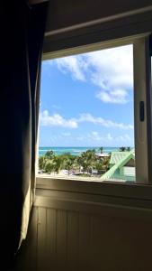 een raam met uitzicht op de oceaan bij Cosy place with sea view in Oyster Pond +4 foto's
