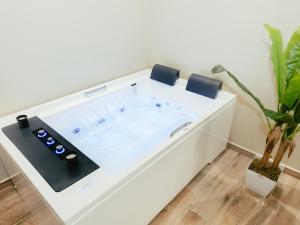 Fotografie z fotogalerie ubytování Luxury Apartment with Hot Tub - THE NEST v destinaci Tirana