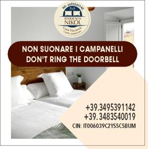 een poster voor een slaapkamer met een bed in een kamer bij Residenza Nikol appartamento Giulia in Casale Monferrato