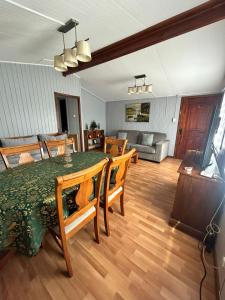 Un lugar para sentarse en Amplia Casa Totalmente Equipada