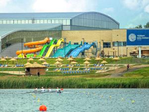 Bazén v ubytování Novotel Poznań Malta nebo v jeho okolí