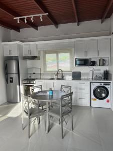 Kuchyň nebo kuchyňský kout v ubytování Agape Suites-Room 6- 2nd Floor