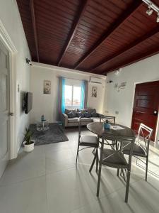 TV a/nebo společenská místnost v ubytování Agape Suites-Room 6- 2nd Floor