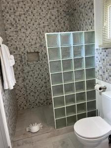 Koupelna v ubytování Agape Suites-Room 6- 2nd Floor + 5 fotografií