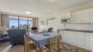 Η κουζίνα ή μικρή κουζίνα στο 7 Flynns Beach Apartments