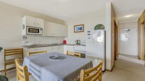 Η κουζίνα ή μικρή κουζίνα στο 7 Flynns Beach Apartments