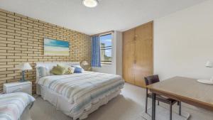 Ένα ή περισσότερα κρεβάτια σε δωμάτιο στο 7 Flynns Beach Apartments