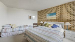 Ένα ή περισσότερα κρεβάτια σε δωμάτιο στο 7 Flynns Beach Apartments