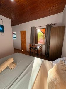 En eller flere senge i et værelse på Posada KUARAHY