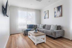 Et opholdsområde på Foreshore Haven - Poolside Comfort near Rye Beach