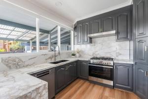 Køkken eller tekøkken på Foreshore Haven - Poolside Comfort near Rye Beach