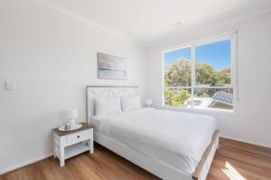 En eller flere senge i et værelse på Foreshore Haven - Poolside Comfort near Rye Beach + 32 billeder