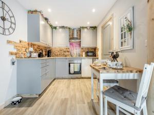 Køkken eller tekøkken på Shire Cottage - Uk50416