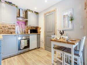 Køkken eller tekøkken på Shire Cottage - Uk50416