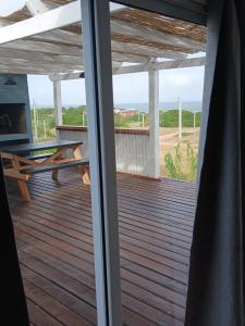 La viuda y el diablo في بونتا ديل ديابلو: سطح مع طاولة نزهة وإطلالة على المحيط