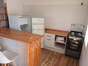 La viuda y el diablo في بونتا ديل ديابلو: مطبخ صغير مع ثلاجة ومكتب