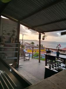 Vista Surf Pipa Hostel في بيبا: مطبخ يطل على الشاطئ والمحيط