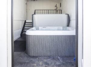 Ένα ή περισσότερα κρεβάτια σε δωμάτιο στο Vintage Terrace Spacious Historic Getaway Hot Tub