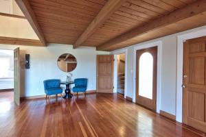 Χώρος καθιστικού στο Vintage Terrace Spacious Historic Getaway Hot Tub