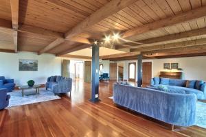 Χώρος καθιστικού στο Vintage Terrace Spacious Historic Getaway Hot Tub +46 φωτογραφίες