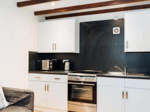 Kuchyň nebo kuchyňský kout v ubytování The Bothy - Uk5803