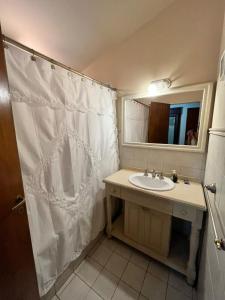 Rocco Housse في لوس هورنيلوس: حمام مع مغسلة وستارة دش +32 صورة