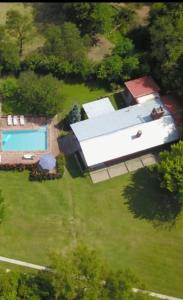 Rocco Housse في لوس هورنيلوس: اطلالة علوية على مبنى ابيض مع مسبح