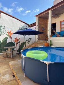 ピアサブスにあるCasa de Praia, Onda Serenaの大型スイミングプール(傘付)