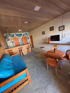 ピアサブスにあるCasa de Praia, Onda Serenaのベッド、テーブル、ダイニングルームが備わります。