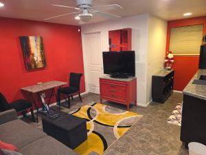 uma sala de estar com um sofá e uma TV de tela plana em Sedona Prime Location-walk to trails & shopping em Sedona