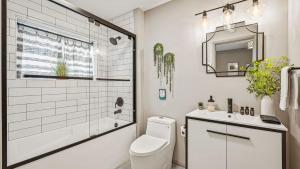 Emerald Bluff by AvantStay Lake Views Deck Fire Pit Game Room في Long Pond: حمام مع مرحاض ومغسلة ودش +50 صورة