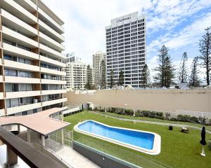 Swimmingpoolen hos eller tæt på Surfers Sunrise Retreat