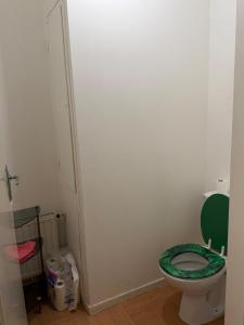 bagno con servizi igienici e sedile verde di Apt a Rezé