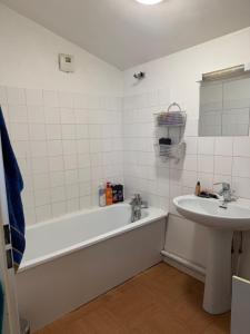 un bagno con vasca e lavandino di Apt a Rezé