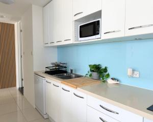 Køkken eller tekøkken på Surfers Sunrise Retreat