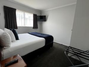 Giường trong phòng chung tại BK's Magnolia Motor Lodge